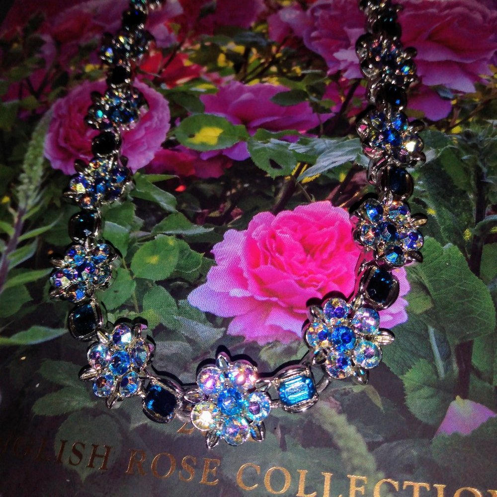 Vintage Beautiful Lisner Blue Aurora Borealis Crystal Lisner Necklace Signed.